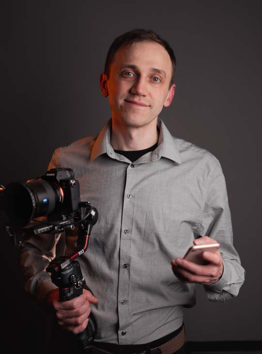 Portret foto, male, videograaf with camera